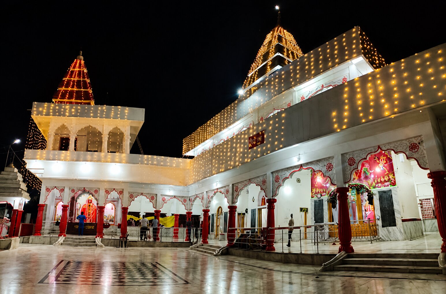 रात्रि में प्रकाशित शिव शक्ति मंदिर
